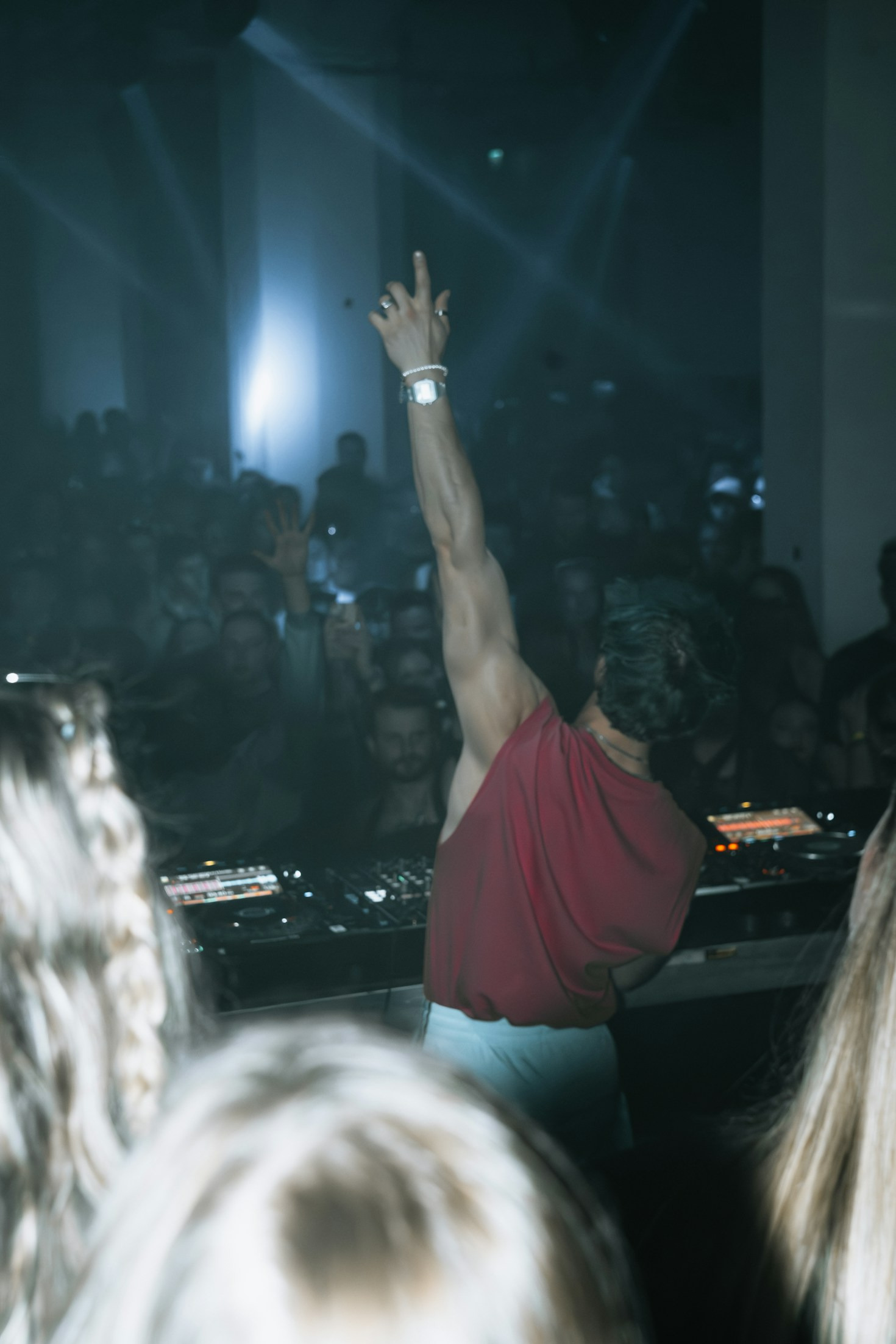 Crafting High-Energy Atmospheres: DJ Techniques Revealed